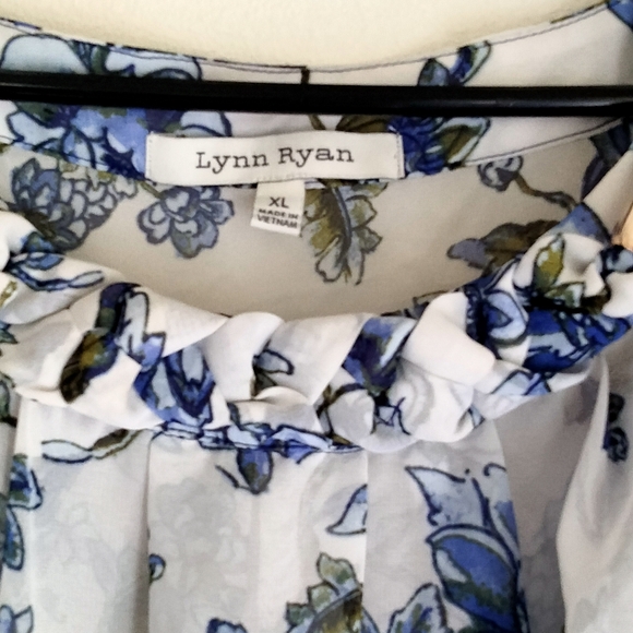 Lynn Ryan Floral Blue and White Women's Top - Picture 2 of 4